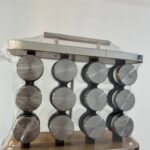 طقم بهارات مكون من 12 قطعه برطمان زجاج غطاء استالستيل +استاند مزيج بين الخشب والاستانلستيل